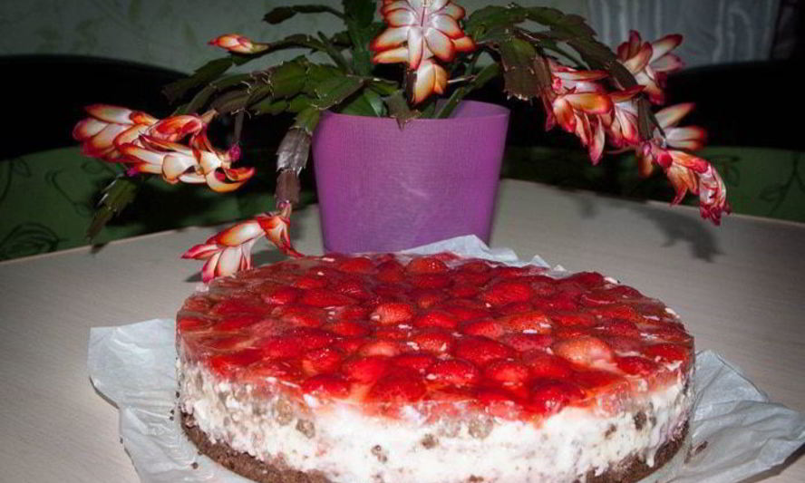 Рецепт клубничного тортика без выпечки