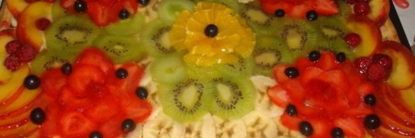 Летний торт Тропиканка с ягодами и фруктами