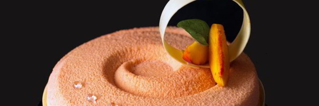 Муссовый торт Персик-клубника-карамель