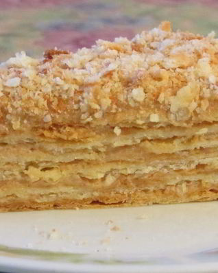 Наполеон из слоеного теста со сгущенкой