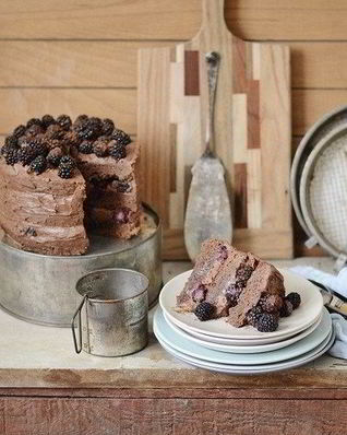 Шоколадный торт с ежевикой