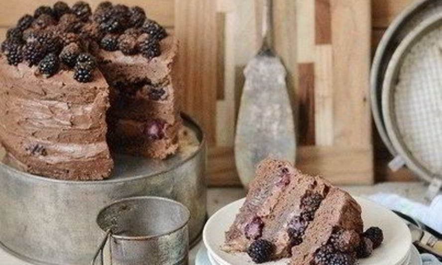 Рецепт шоколадного торта с ежевикой