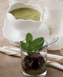 Шоколадный торт с муссом из киви