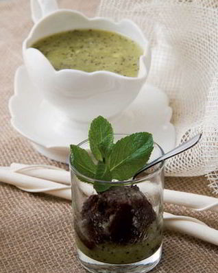 Шоколадный торт с муссом из киви