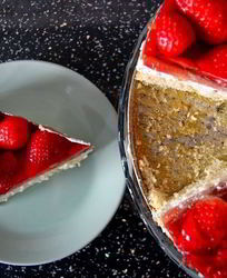 Сметанный торт с клубникой