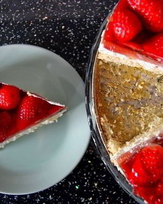 Сметанный торт с клубникой