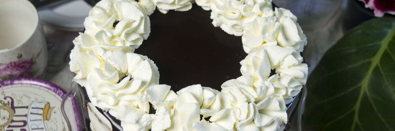 Торт Медовые соты с вишней