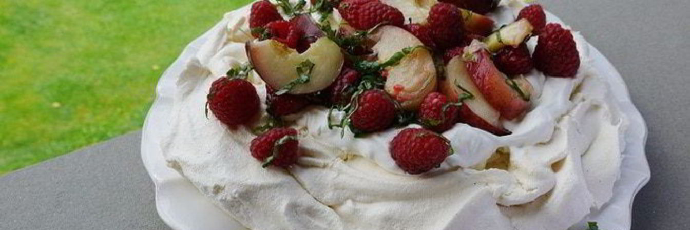 Торт Павлова с малиной и персиками