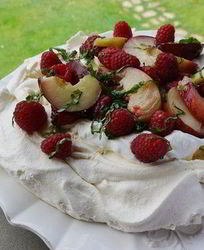 Торт Павлова с малиной и персиками