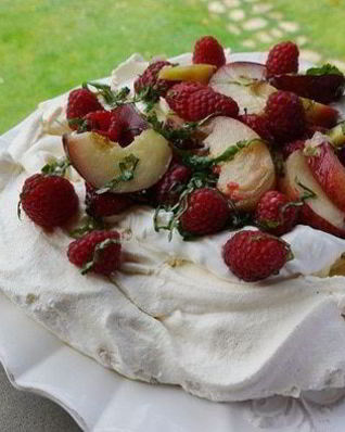 Торт Павлова с малиной и персиками