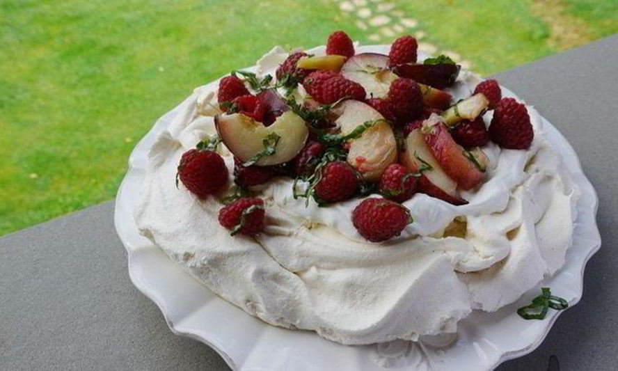 Рецепт торта павлова с малиной и персиками