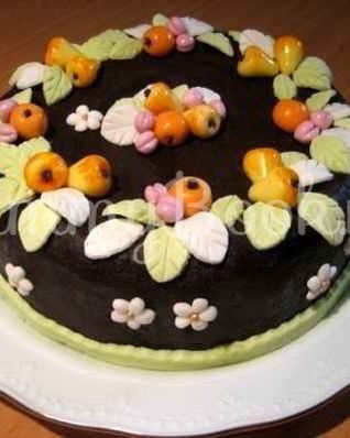 Торт шоколадный с конфетами