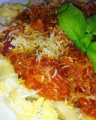 Тортеллини с соусом из помидор