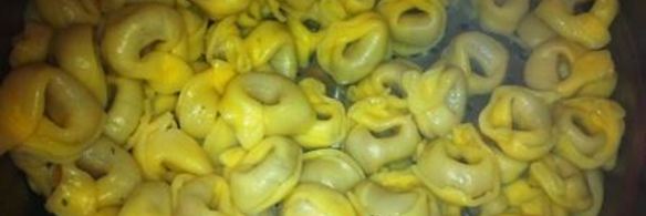 тортеллини с соусом из помидор