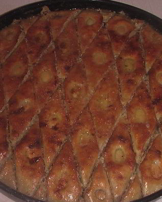 Трехцветная пахлава из миндаля, фисташек и грецких орехов