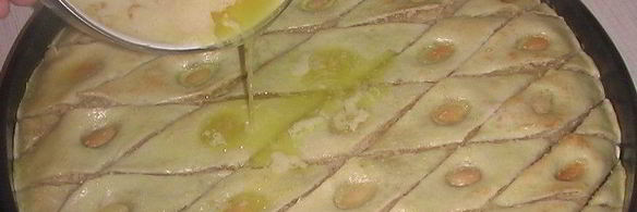 трехцветная пахлава из миндаля, фисташек и грецких орехов