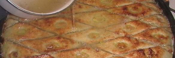 трехцветная пахлава из миндаля, фисташек и грецких орехов