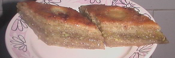 трехцветная пахлава из миндаля, фисташек и грецких орехов