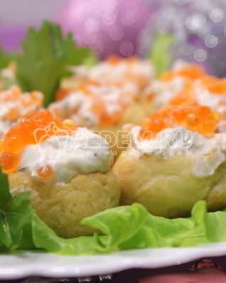 Профитроли с икрой и творожной начинкой