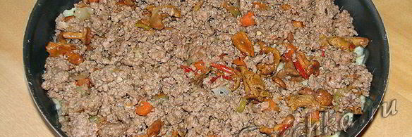 картофельная запеканка с фаршем и лисичками