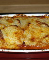 Колбасная запеканка с помидорами и фасолью