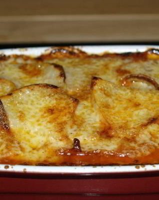 Колбасная запеканка с помидорами и фасолью