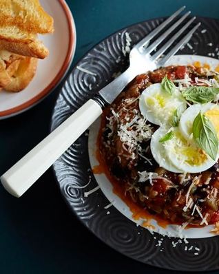 Мини-запеканка из капонаты с базиликом