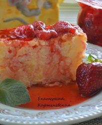 Рисовая запеканка с клубничным соусом