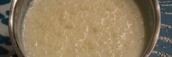 рисовая запеканка с клубничным соусом