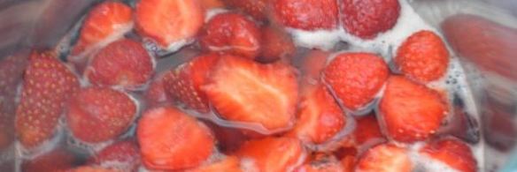 рисовая запеканка с клубничным соусом