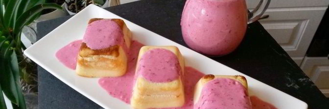 Творожная запеканка под бруснично-банановым соусом