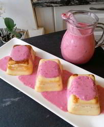 Творожная запеканка под бруснично-банановым соусом