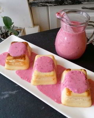 Творожная запеканка под бруснично-банановым соусом