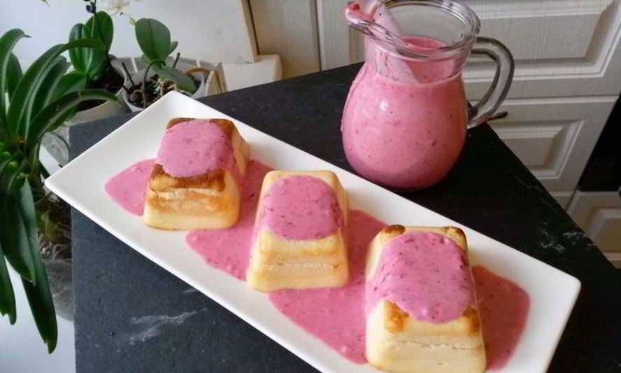 Рецепт творожной запеканки под бруснично-банановым соусом