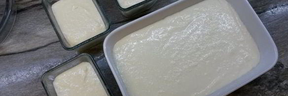 творожная запеканка под бруснично-банановым соусом