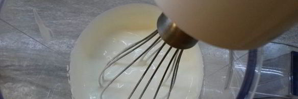 творожная запеканка под бруснично-банановым соусом