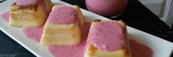 творожная запеканка под бруснично-банановым соусом