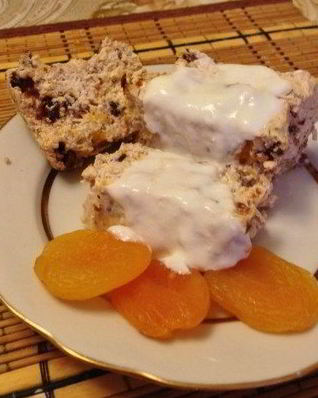 Творожная запеканка с курагой и черносливом