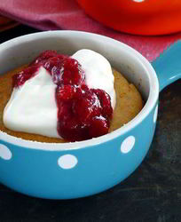 Творожная запеканка с соусом из земляники