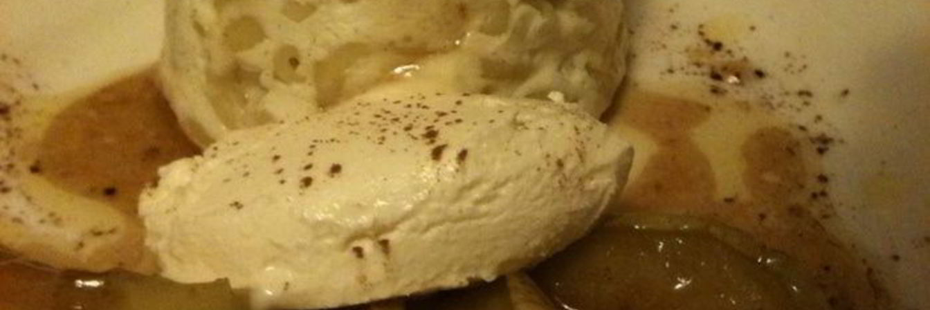 Творожно-макаронная запеканка с изюмом, карамелизованным яблоком и маскарпоне