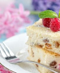 Воздушная творожная запеканка с изюмом