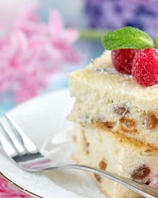 Воздушная творожная запеканка с изюмом