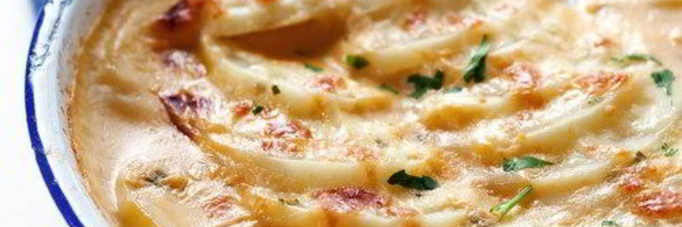 Запеканка из бекона, картофеля и моркови под сыром