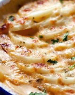 Запеканка из бекона, картофеля и моркови под сыром