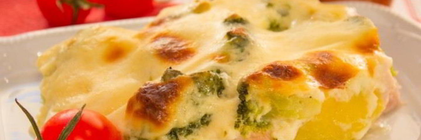 Запеканка с индейкой, брокколи и картофелем под соусом Бешамель