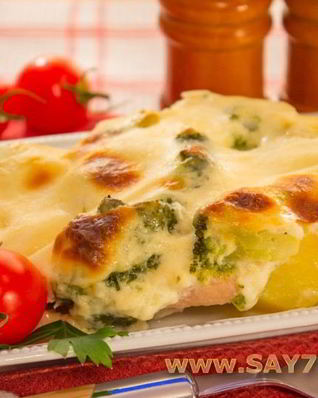 Запеканка с индейкой, брокколи и картофелем под соусом Бешамель