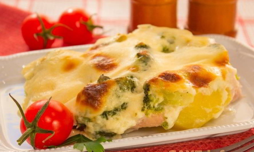 Рецепт запеканки с индейкой, брокколи и картофелем под соусом бешамель