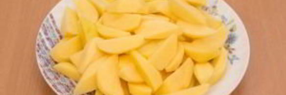 запеканка с индейкой, брокколи и картофелем под соусом бешамель