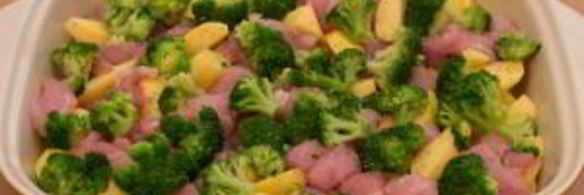 запеканка с индейкой, брокколи и картофелем под соусом бешамель