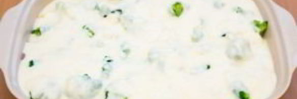 запеканка с индейкой, брокколи и картофелем под соусом бешамель